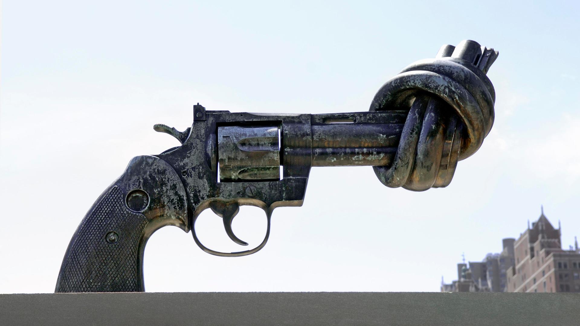 Skulptur einer Pistole mit Knoten im Lauf vor dem Hauptsitz der UNO in New York.