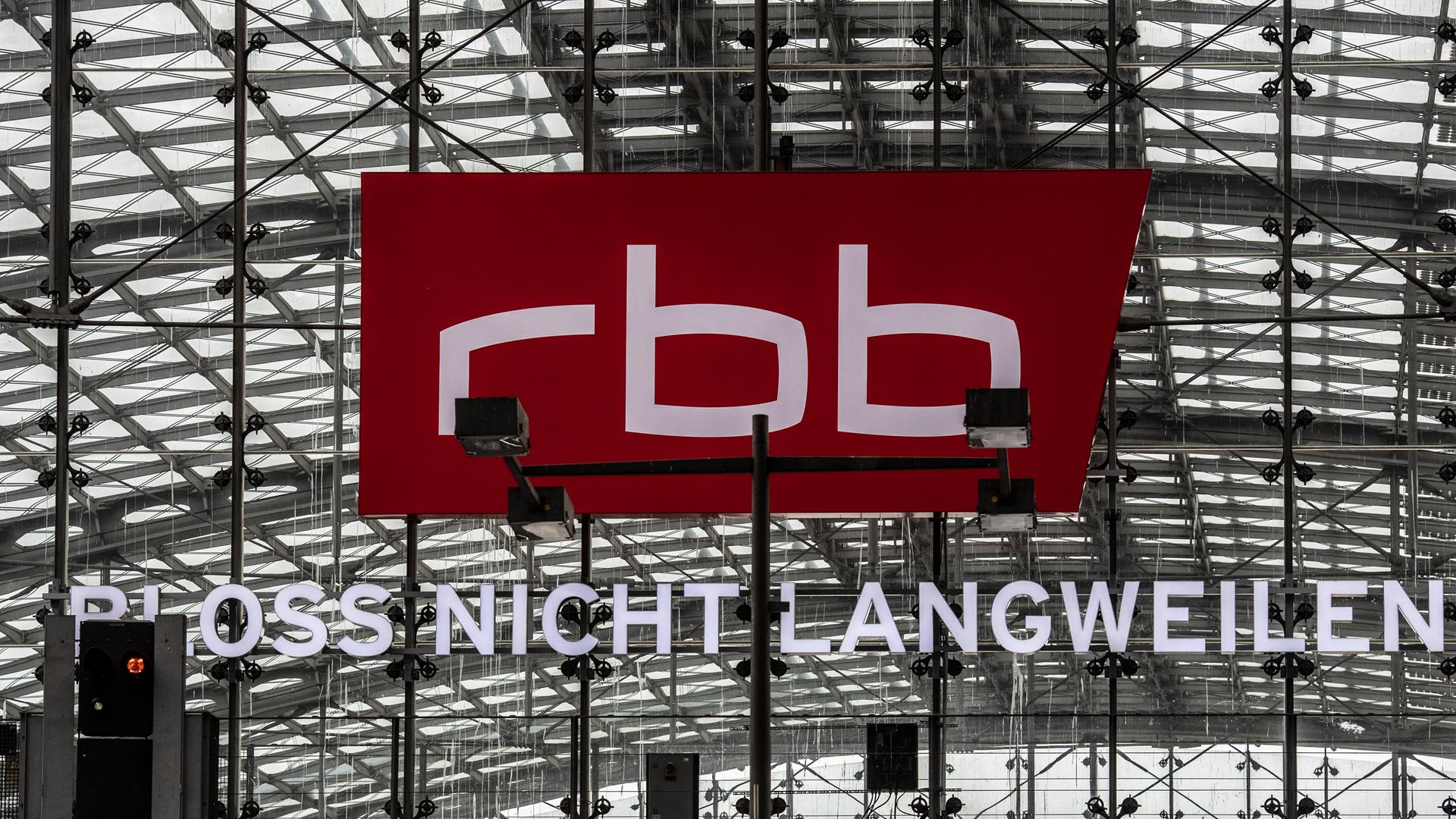 Das Logo des RBB deutlich sichtbar im Berliner Hauptbahnhof. Der RBB prüft die Entfernung der Riesen-Werbung im Berliner Hauptbahnhof.