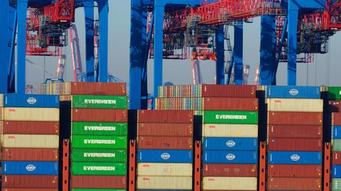 Containerschiff in einem Hafen