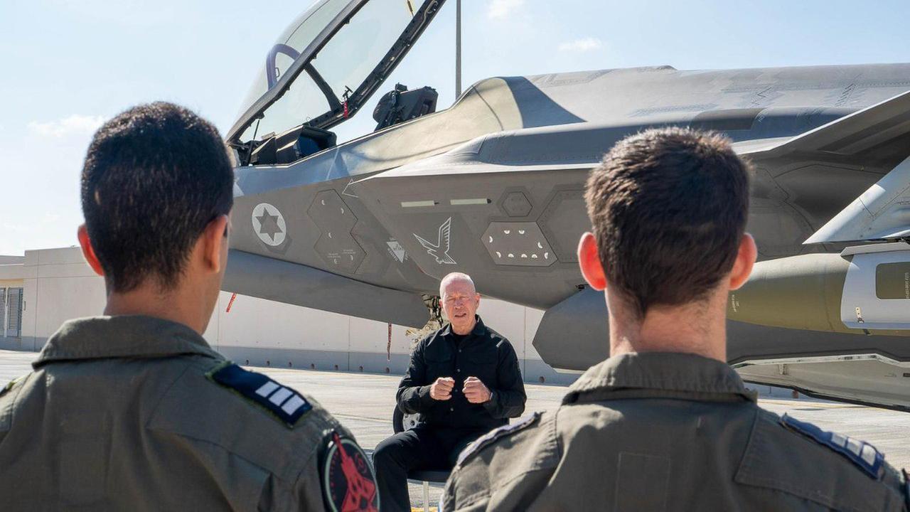 Israels Verteidigungsminister Yoav Gallant vor Luftwaffepiloten, die die Angriffe gegen Hamasführer flogen. 