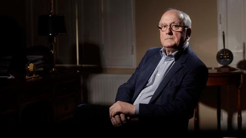 Der frühere Präsident des ungarischen Obersten Gerichts, Andras Baka, sitzt in einem dunklen Zimmer.