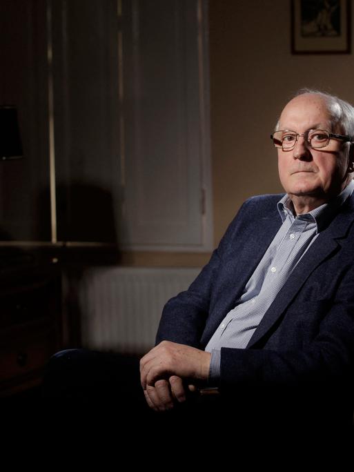 Der neue ungarische Präsident und frühere Präsident des ungarischen Obersten Gerichts, Andras Baka, sitzt in einem dunklen Zimmer.