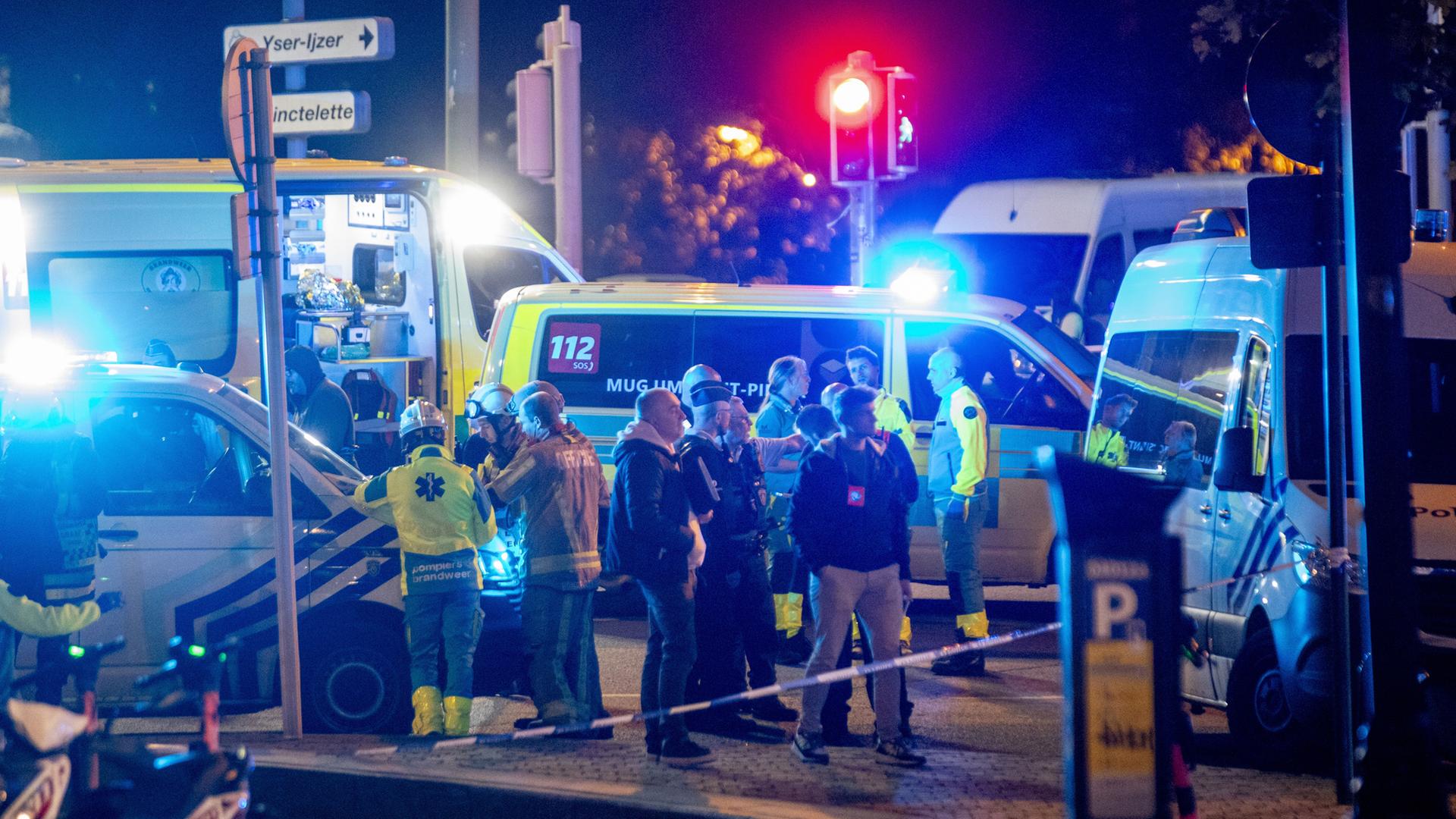 Polizisten stehen am Tatort in Brüssel, wo zwei Menschen erschossen worden. 