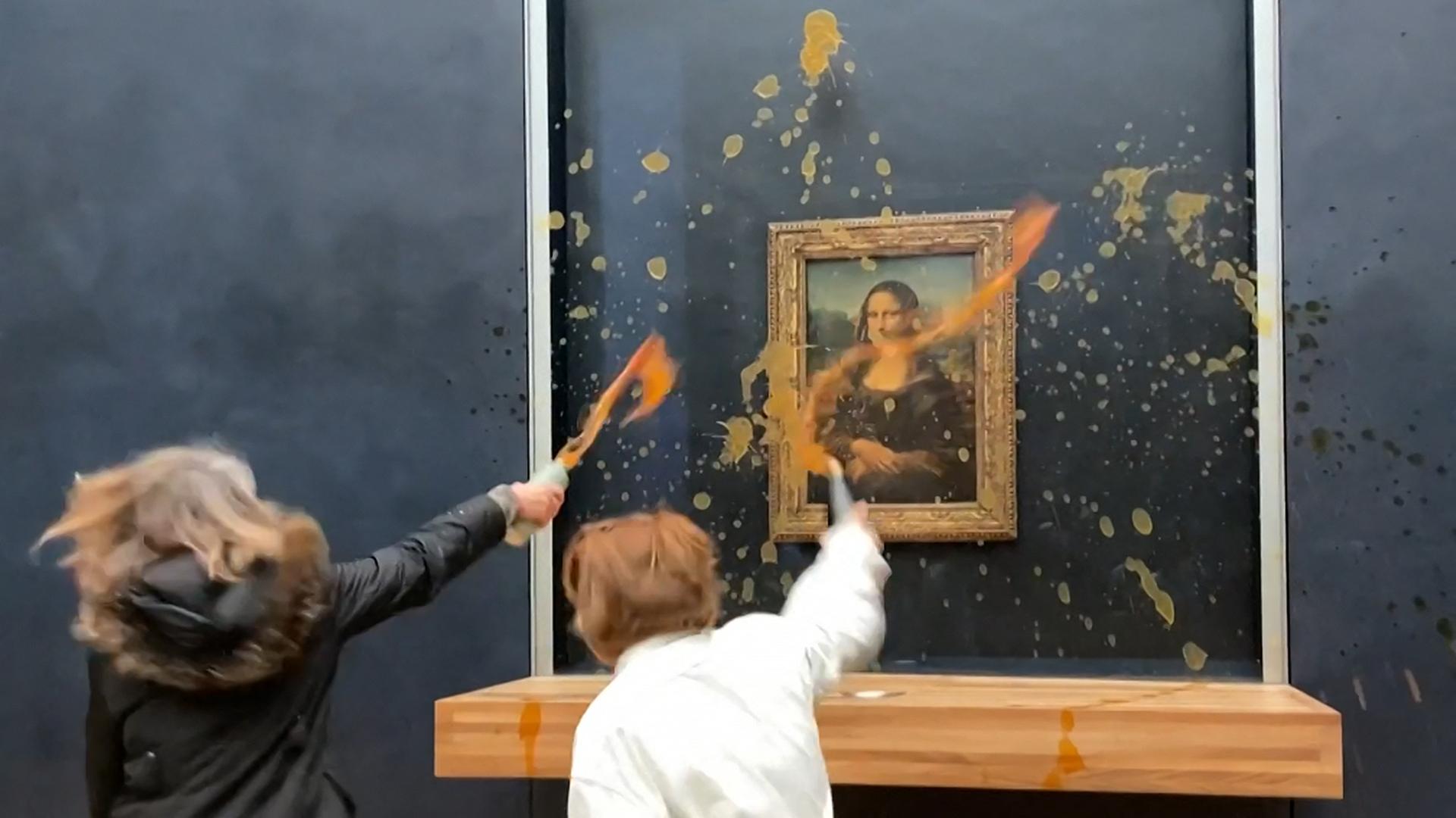 Zwei Klimaaktivisten schleudern Suppe auf die Mona Lisa im Louvre.