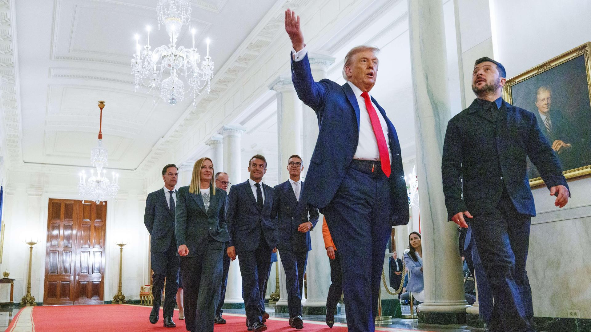 US-Präsident Donald Trump führt Ukraines Präsidenten Volodymyr Zelenskyy durch das Weiße Haus, gefolgt von der Delegation aus Europa