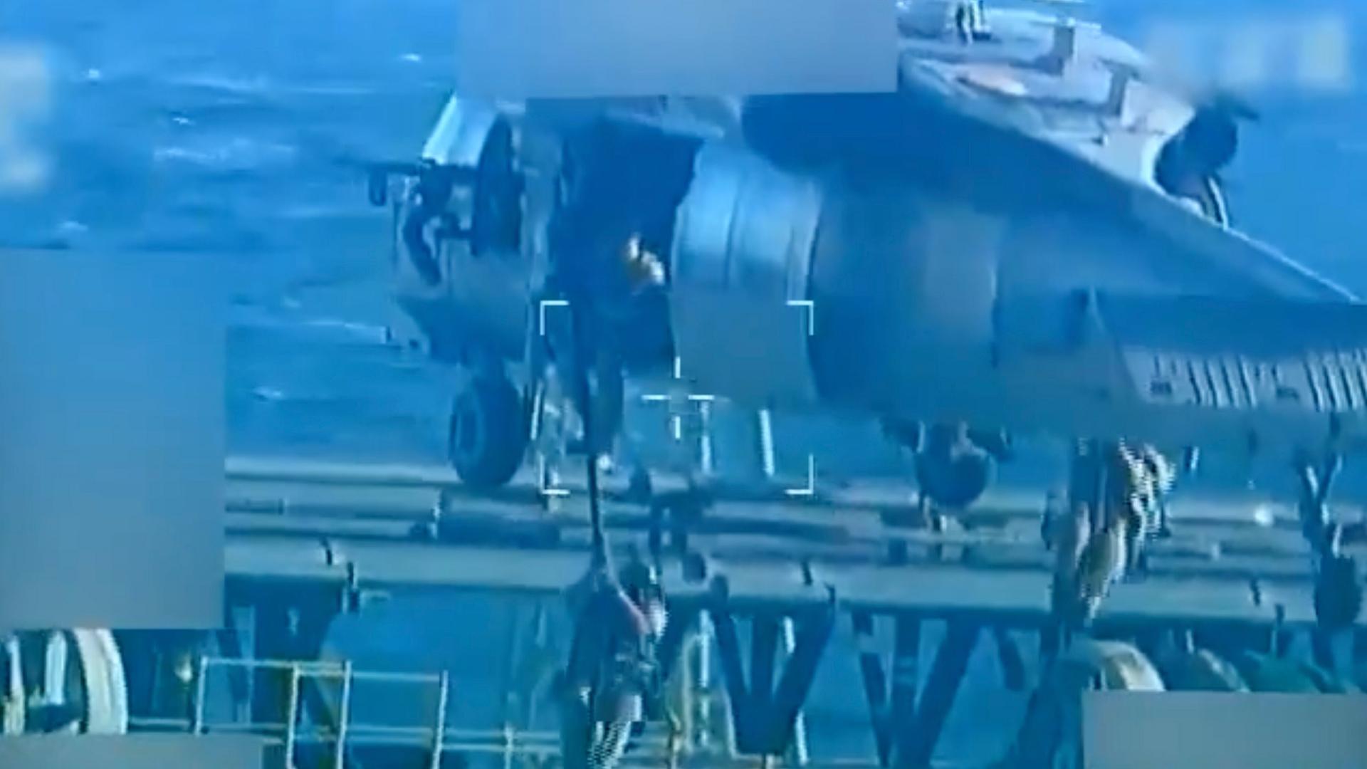 US-Soldaten seilen sich von einem Helikopter aus auf das Deck eines Öltankers ab. US-Soldaten seilen sich von einem Helikopter aus auf das Deck eines Öltankers ab.