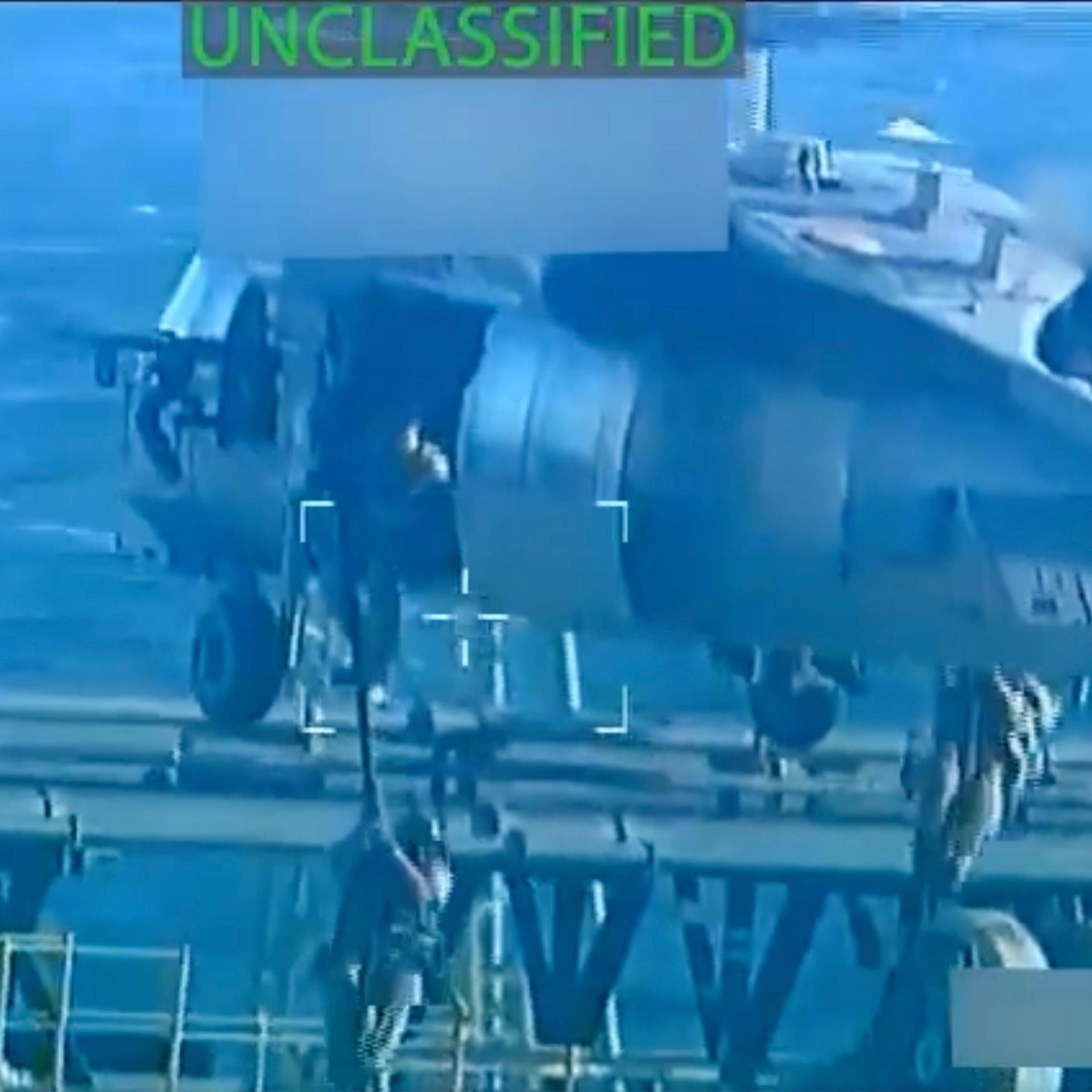 US-Soldaten seilen sich von einem Helikopter aus auf das Deck eines Öltankers ab.