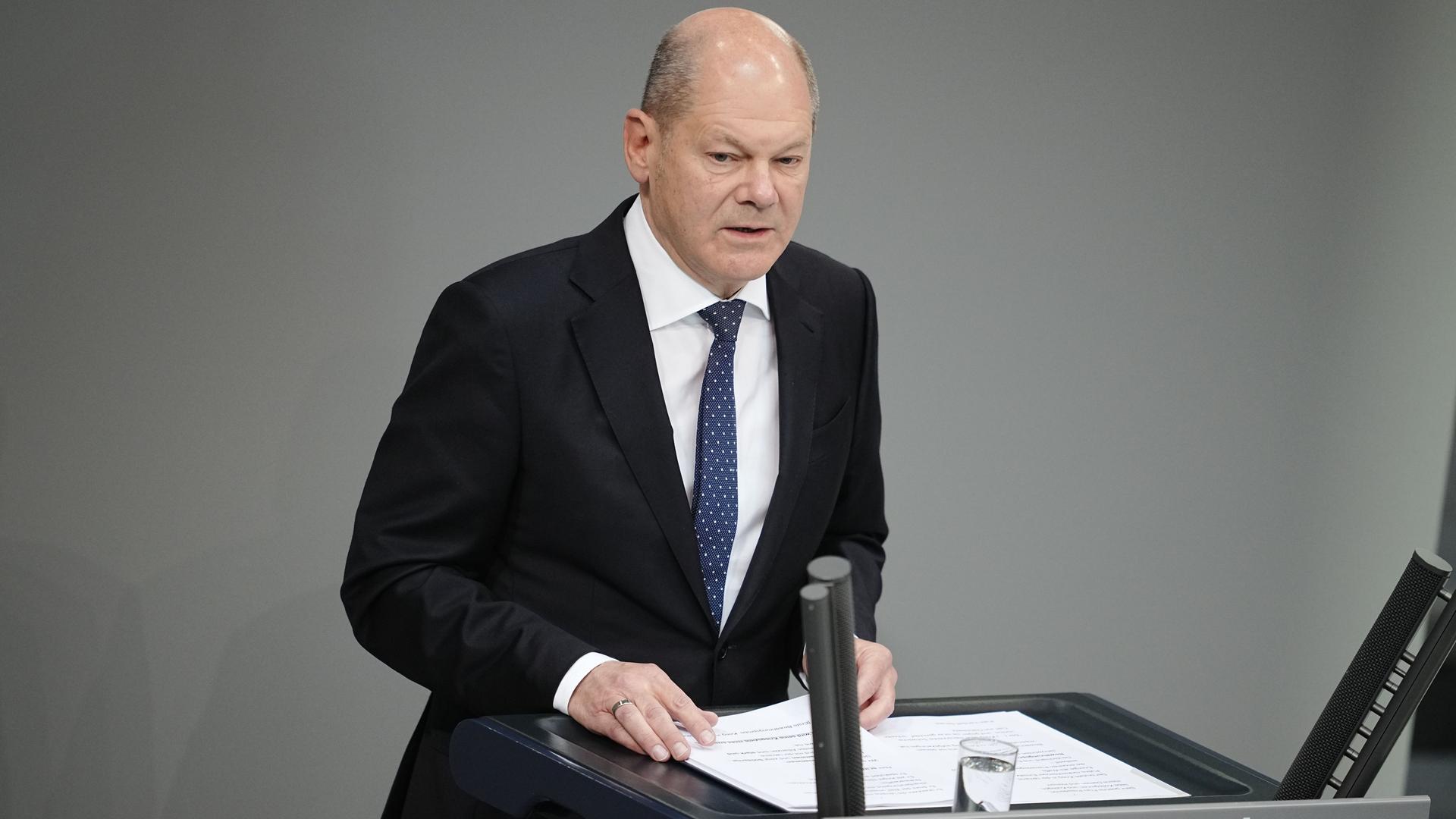 Berlin: Bundeskanzler Olaf Scholz steht im Bundestag hinter einem Rednerpult mit Mikrofonen. Berlin: Bundeskanzler Olaf Scholz steht im Bundestag hinter einem Rednerpult mit Mikrofonen.