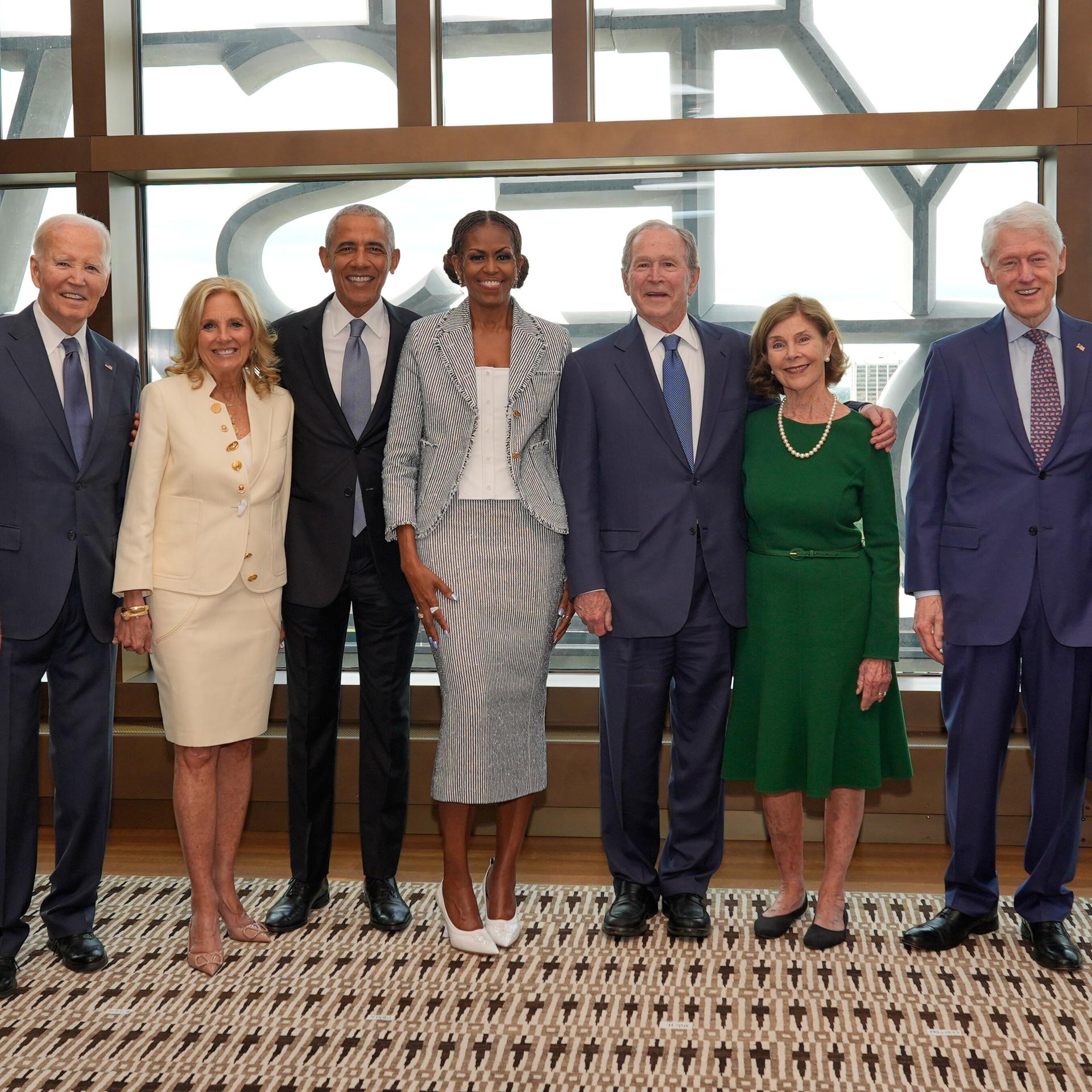Acht Menschen stehen nebeneinander: Joe Biden, Jill Biden, Barack Obama, Michelle Obama, George W. Bush, Laura Bush, Bill Clinton und Hillary Clinton.