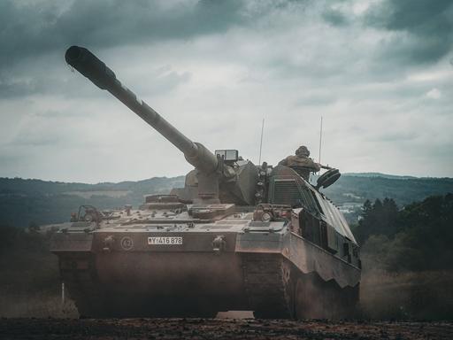Ein Bundeswehrsoldat sitzt in einer Panzerhaubitze