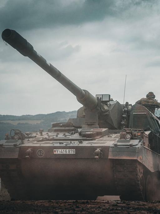 Ein Bundeswehrsoldat sitzt in einer Panzerhaubitze