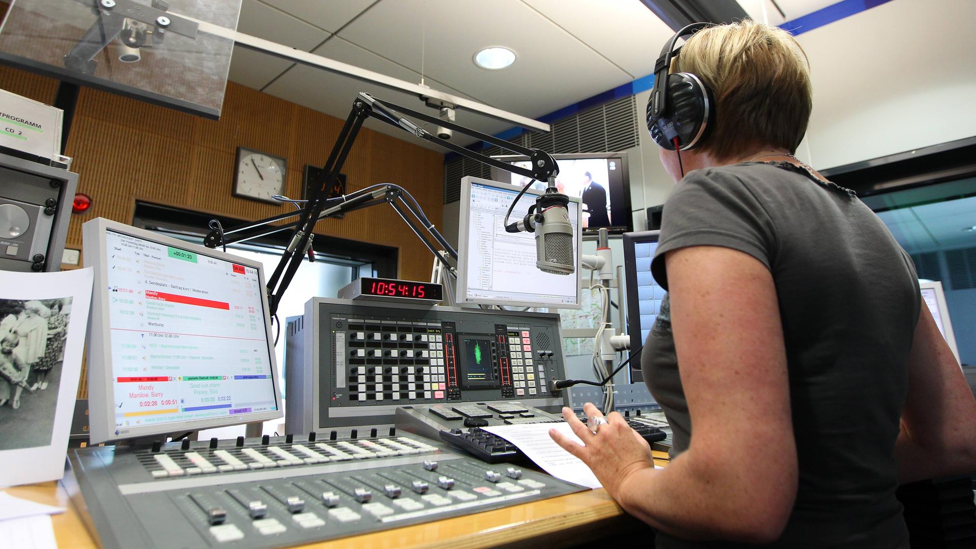 Am Tag der offenen Tür im Landesfunkhaus des MDR Thüringen 2011 sitzt eine Moderatorin im Radiostudio hinter einem Mikrofon