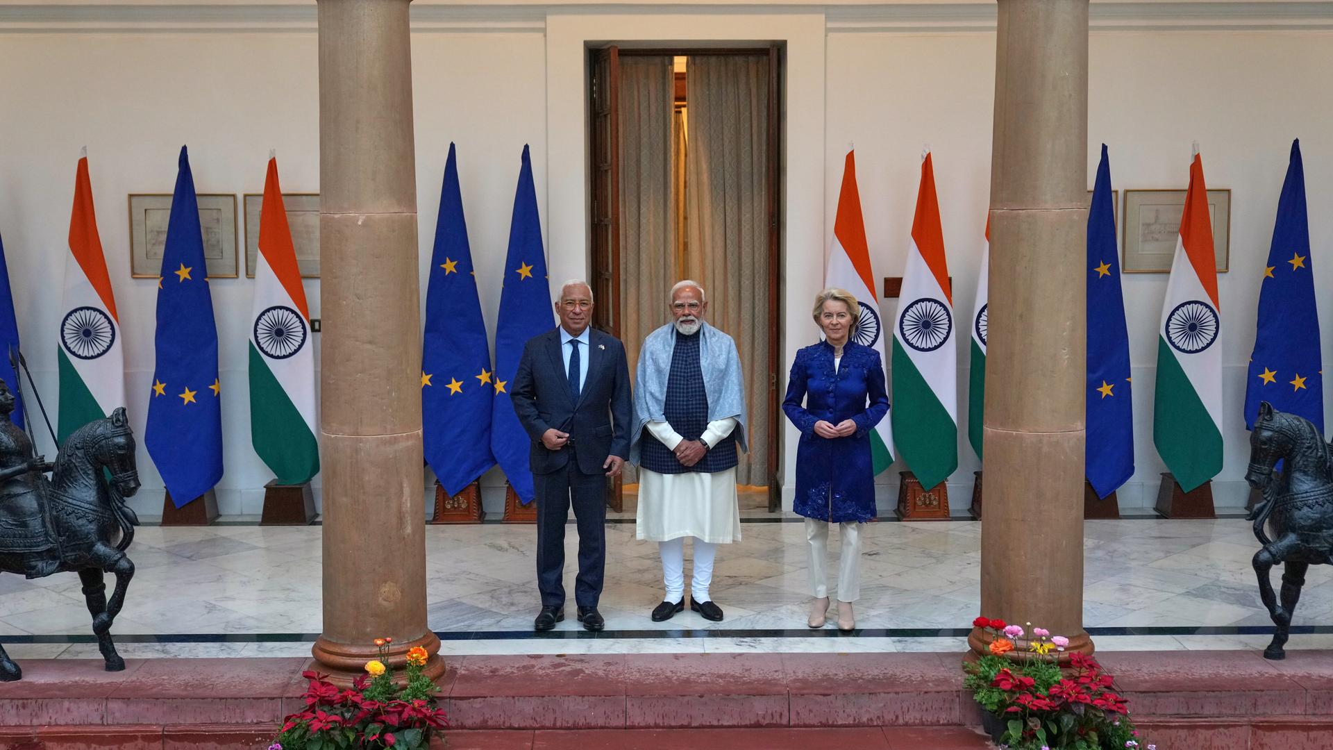 Der indische Premierminister Narendra Modi (Mitte) posiert für ein Foto mit dem Präsidenten des Europäischen Rates, Antonio Costa (links), und der Präsidentin der Europäischen Kommission, Ursula von der Leyen, vor ihrem Treffen in Neu-Delhi, Indien.