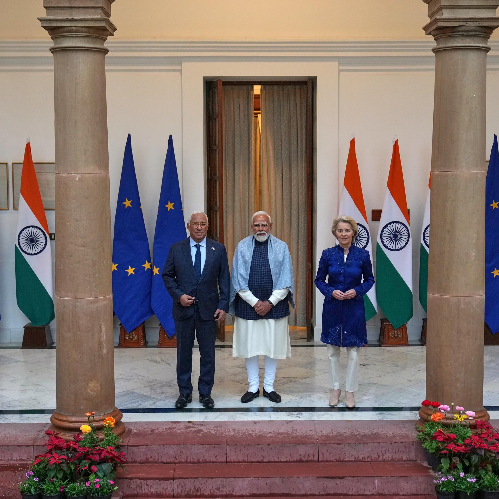 Der indische Premierminister Narendra Modi (Mitte) posiert für ein Foto mit dem Präsidenten des Europäischen Rates, Antonio Costa (links), und der Präsidentin der Europäischen Kommission, Ursula von der Leyen, vor ihrem Treffen in Neu-Delhi, Indien.