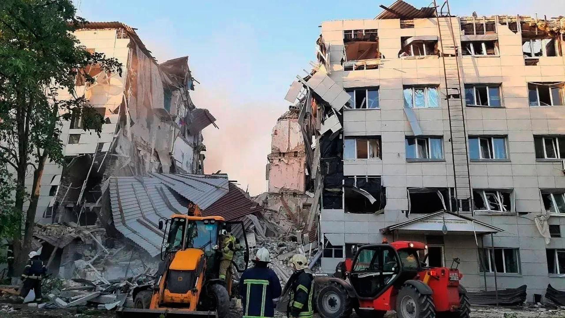 Das Foto zeigt ein zerstörtes mehrstöckiges Haus