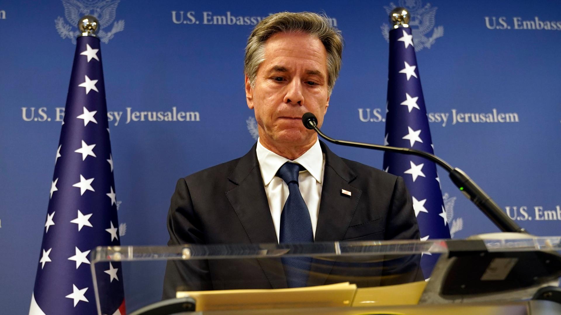 US-Außenminister Blinken steht hinter einem Rednerpult in der amerikanischen Botschaft in Tel Aviv. Hinter ihm zwei amerikanische Flaggen.