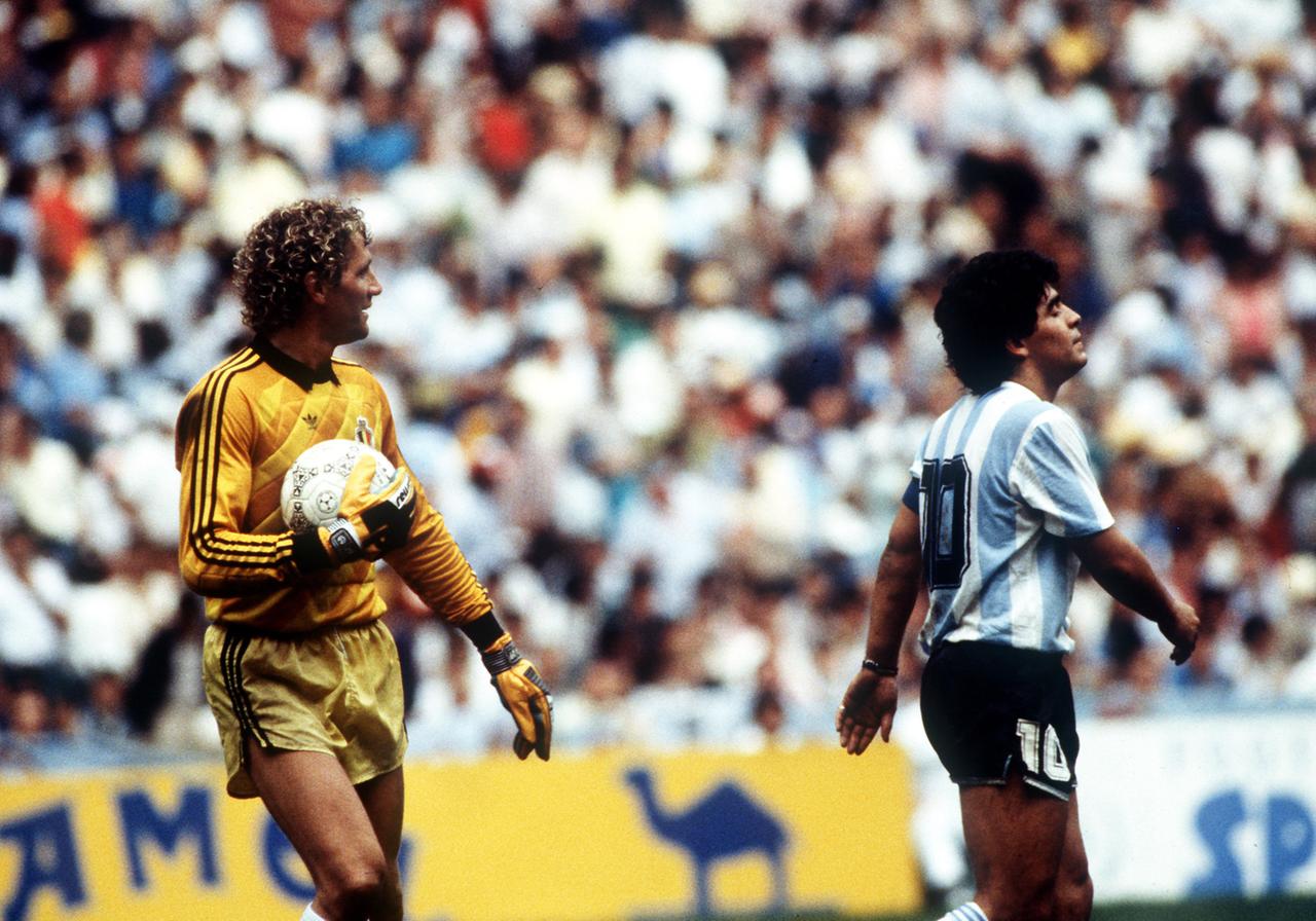 Der belgische Torhüter Jean-Marie Pfaff und der argentinische Nationalspieler Diego Maradona bei der WM 1986 in Mexiko.