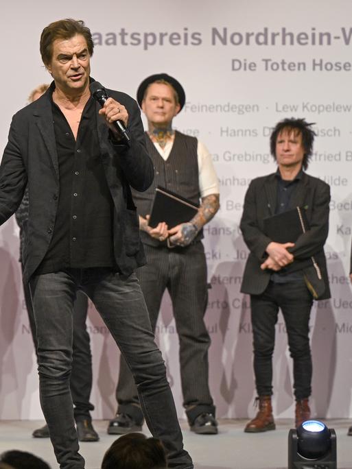 Die Musiker von der Gruppe "Die Toten Hosen" nehmen in der Stadt Düsseldorf einen Preis entgegen. 