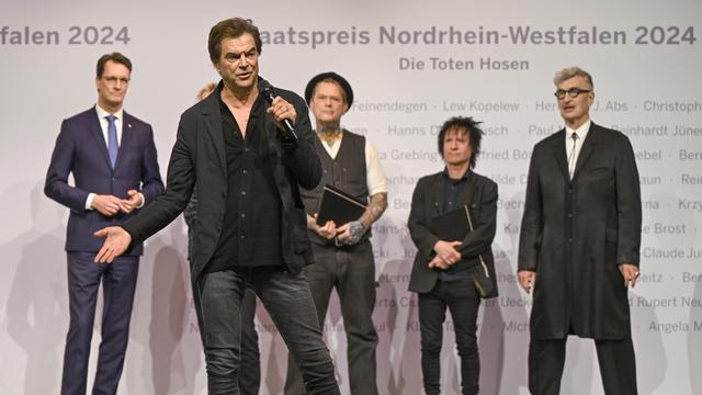 Die Musiker von der Gruppe "Die Toten Hosen" nehmen in der Stadt Düsseldorf einen Preis entgegen. 