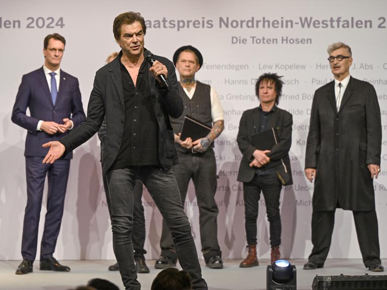 Die Musiker von der Gruppe "Die Toten Hosen" nehmen in der Stadt Düsseldorf einen Preis entgegen. 