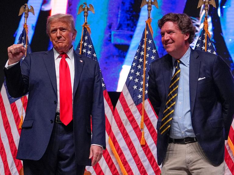 Präsident Donald Trump, damals noch Präsidentschaftskandidatin, im Gespräch mit Tucker Carlson während einer "Tucker Carlson Live Tour"-Show in der Desert Diamond Arena am 31. Oktober 2024 in Glendale, Arizona. Präsident Donald Trump, damals noch Präsidentschaftskandidatin, im Gespräch mit Tucker Carlson während einer "Tucker Carlson Live Tour"-Show in der Desert Diamond Arena am 31. Oktober 2024 in Glendale, Arizona.