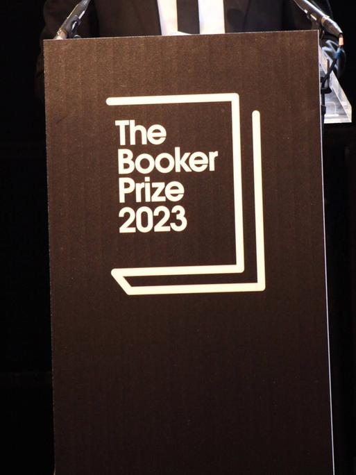 Ein Pult mit der Aufschrift "Booker Prize 2023".