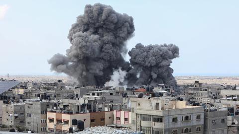 Rauchwolken steigen in einer Wohngegend auf.