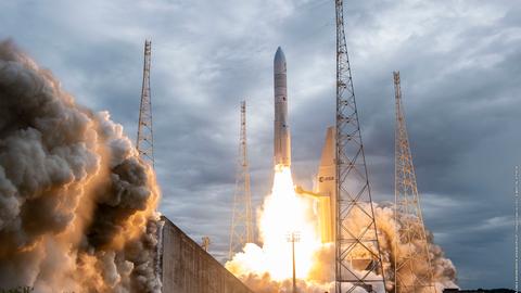 Eine europäische Rakete des Typs Ariane 6 im Augenblick des Starts. Sie hebt mit Feuer und Rauch ab.