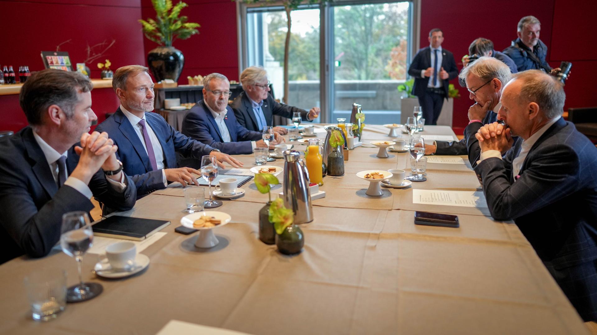 Finanzminister Lindner beim Treffen mit Vertretern der Wirtschaftsverbände; sie sitzen an einem rechteckigen Tisch.