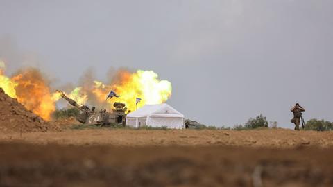 Eine israelische Artilleriestellung nahe der Grenze zum Gazastreifen von israelischer Seite aus.