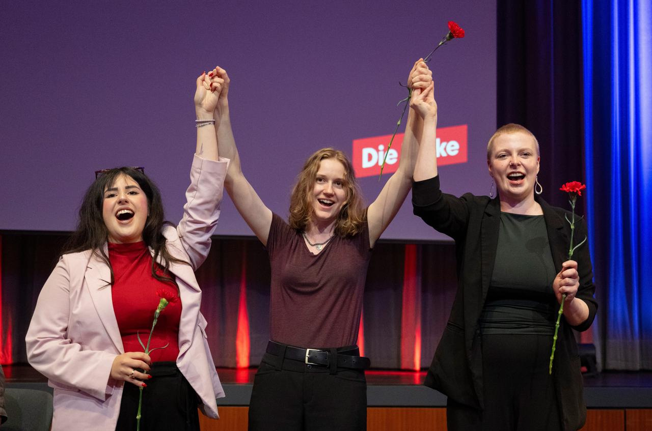 Kim Sophie Bohnen (r-l), Amelie Vollmer, und Mersedeh Ghazaei fassen sich an den Händen und jubeln 
