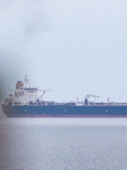 Blick auf den Tanker "Eventin" vor der Küste der Insel Rügen. Der Tanker ist eines von mehr als 150 Schiffen der sogenannten russischen Schattenflotte, gegen die Sanktionen der EU gelten. 