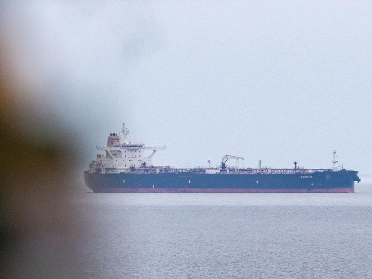 Blick auf den Tanker "Eventin" vor der Küste der Insel Rügen. Der Tanker ist eines von mehr als 150 Schiffen der sogenannten russischen Schattenflotte, gegen die Sanktionen der EU gelten. 
