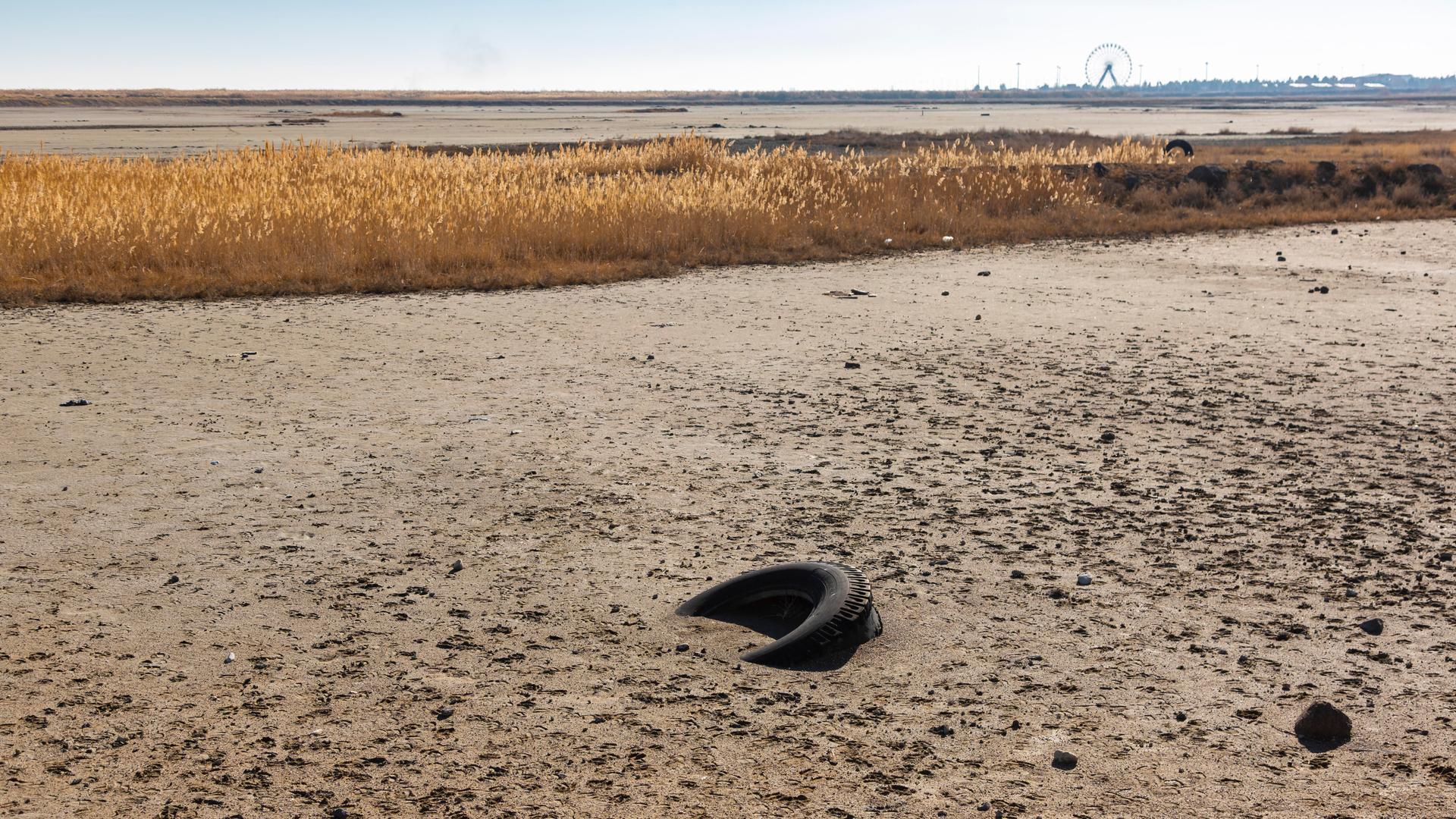 Autoreifen im austrocknenden Urmia-See im Nordwesten des Irans am 20. Dezember 2025 Autoreifen im austrocknenden Urmia-See im Nordwesten des Irans am 20. Dezember 2025