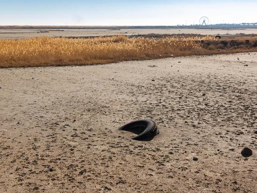 Autoreifen im austrocknenden Urmia-See im Nordwesten des Irans am 20. Dezember 2025 