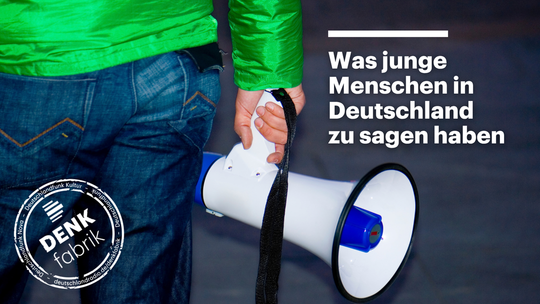 Eine Person hält ein Megafon in der Hand. Das Bild symbolisiert die Stimme junger Menschen und ihre Beteiligung an gesellschaftlichen Debatten. Der Schriftzug „Was junge Menschen in Deutschland zu sagen haben“ unterstreicht das Thema Mitbestimmung.