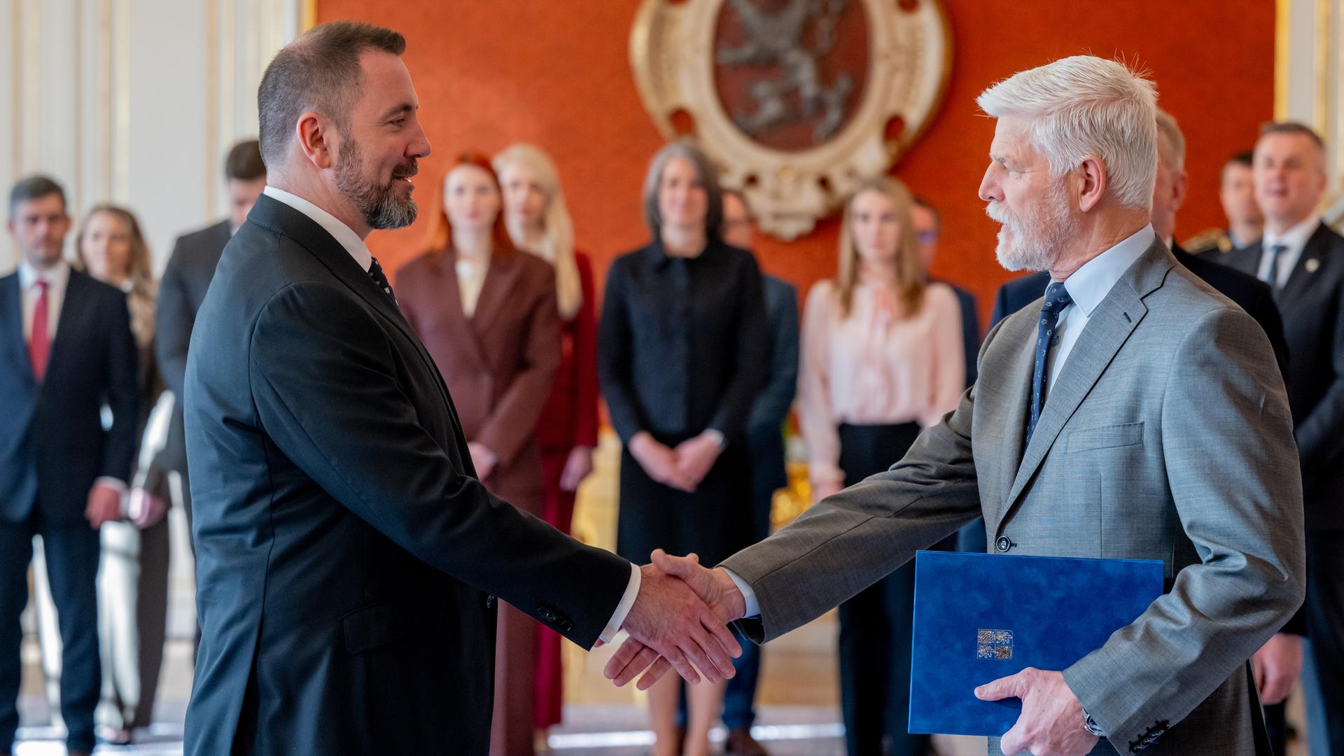 Praha: Präsident Pavel vereidigte den 41-Jährigen am Montag in seinem Amtssitz auf der Prager Burg.