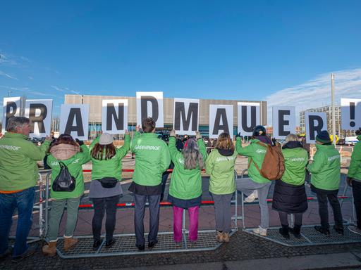 Demonstranten von Greenpeace halten das Wort Brandmauer nach oben. Als Reaktion auf das Abstimmungsverhalten der Unions-Bundestagsfraktion zur Migrationspolitik gab es am 3. Februar beim CDU-Bundesparteitag Proteste.  