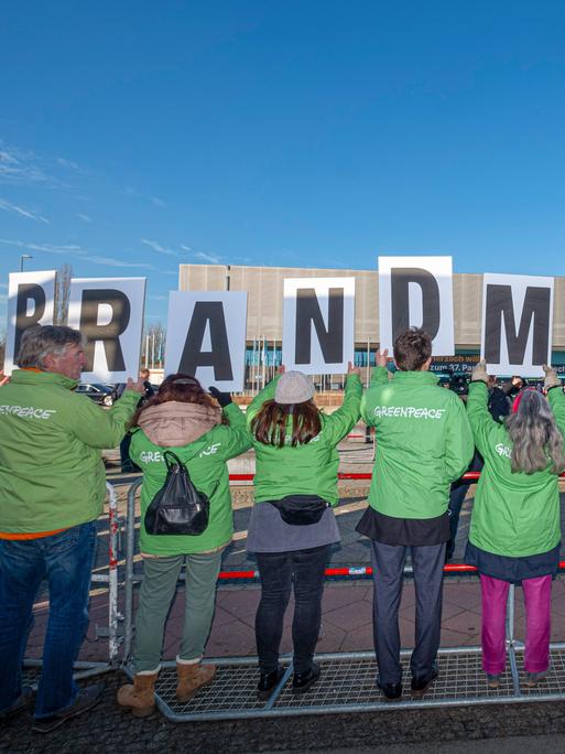 Demonstranten von Greenpeace halten das Wort Brandmauer nach oben. Als Reaktion auf das Abstimmungsverhalten der Unions-Bundestagsfraktion zur Migrationspolitik gab es am 3. Februar beim CDU-Bundesparteitag Proteste.  