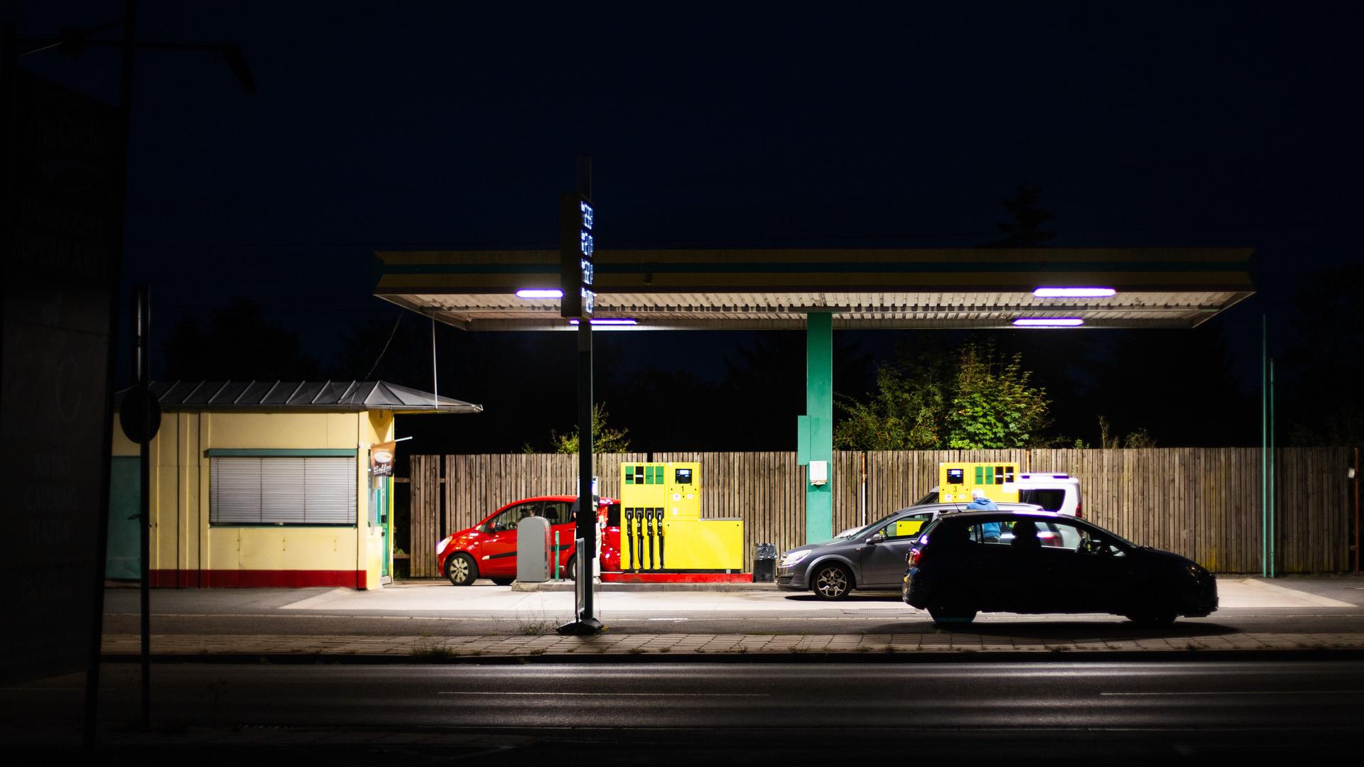 Tankstelle bei Dunkelheit