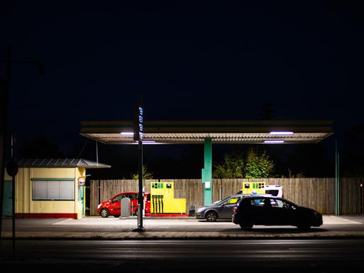 Tankstelle bei Dunkelheit Tankstelle bei Dunkelheit