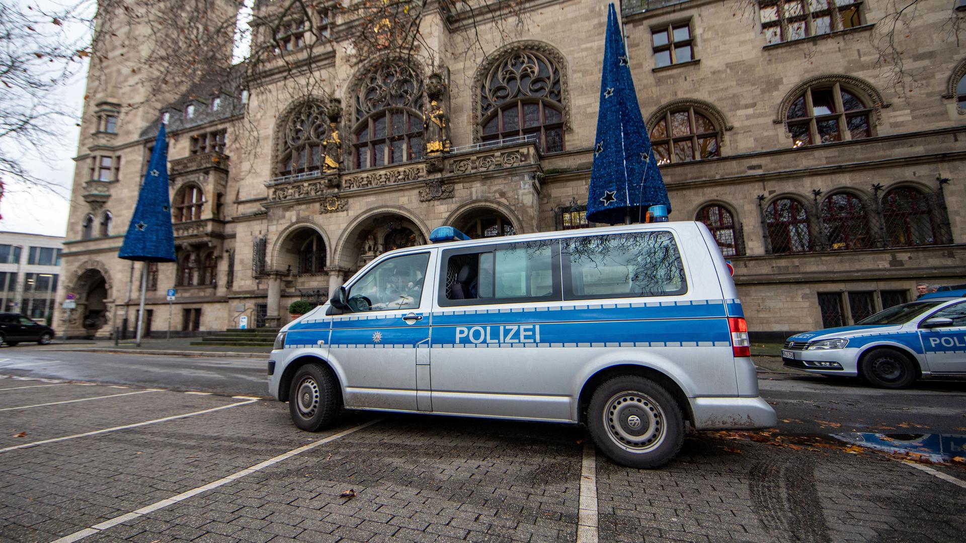 Polizeiauto vor dem Rathaus Duisburg nach einer Bombendrohung 2019.