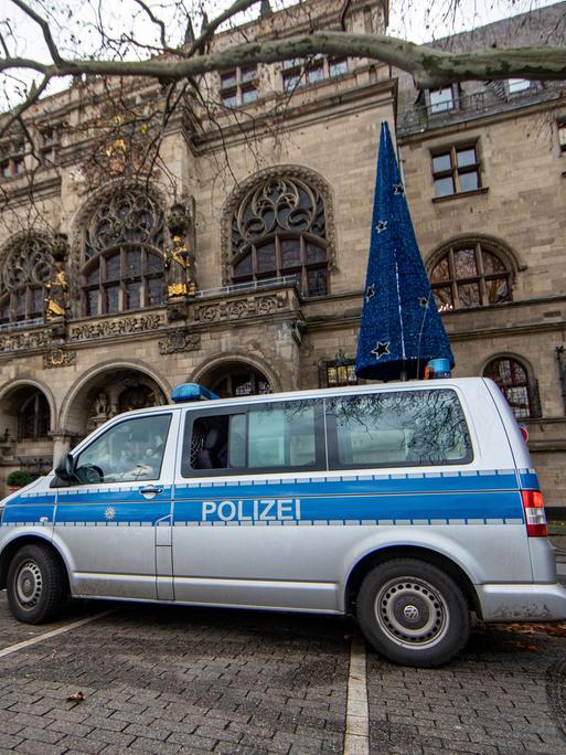 Polizeiauto vor dem Rathaus Duisburg nach einer Bombendrohung 2019.