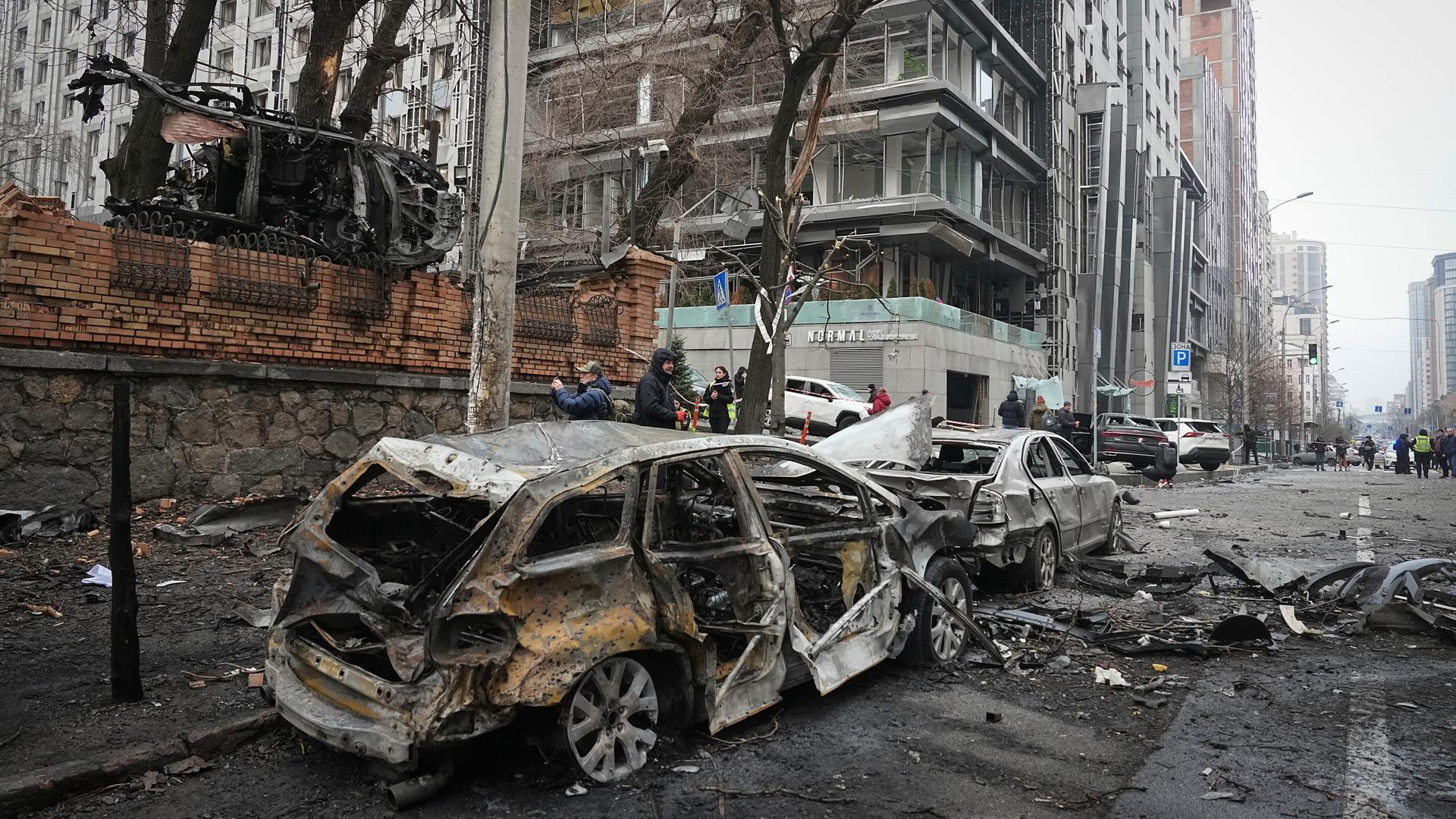 Zerstörte Fahrzeuge in Kiew nach einem russischen Raketenangriff in der Stadt. 