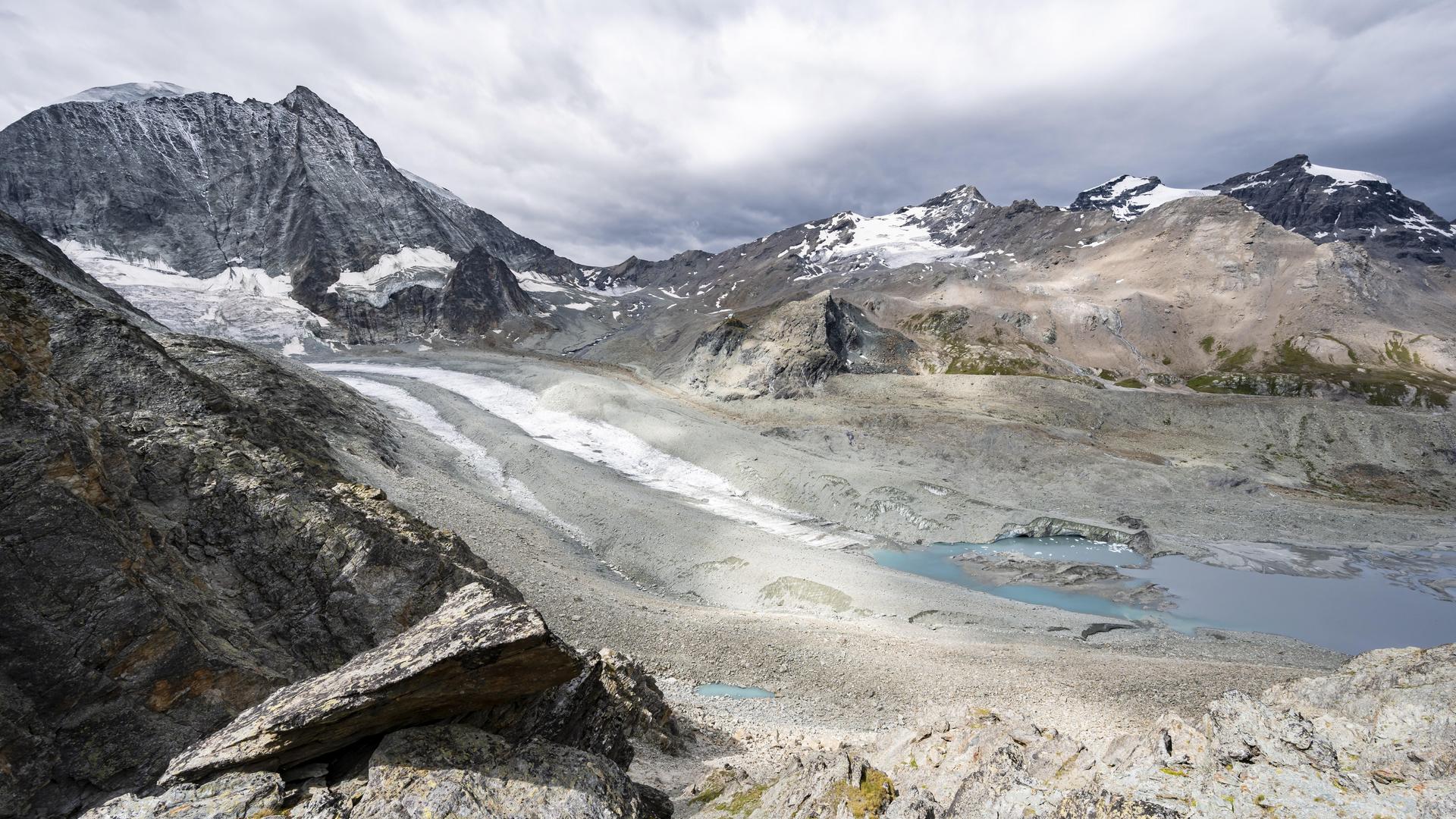 Blick auf einen Gletscher in den Schweizer Alpen Blick auf einen Gletscher in den Schweizer Alpen