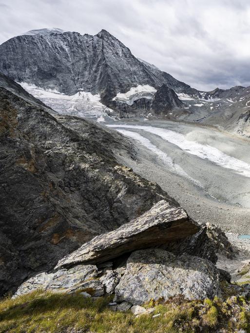 Blick auf einen Gletscher in den Schweizer Alpen