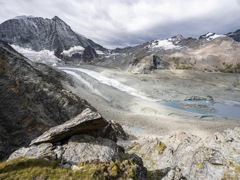 Blick auf einen Gletscher in den Schweizer Alpen