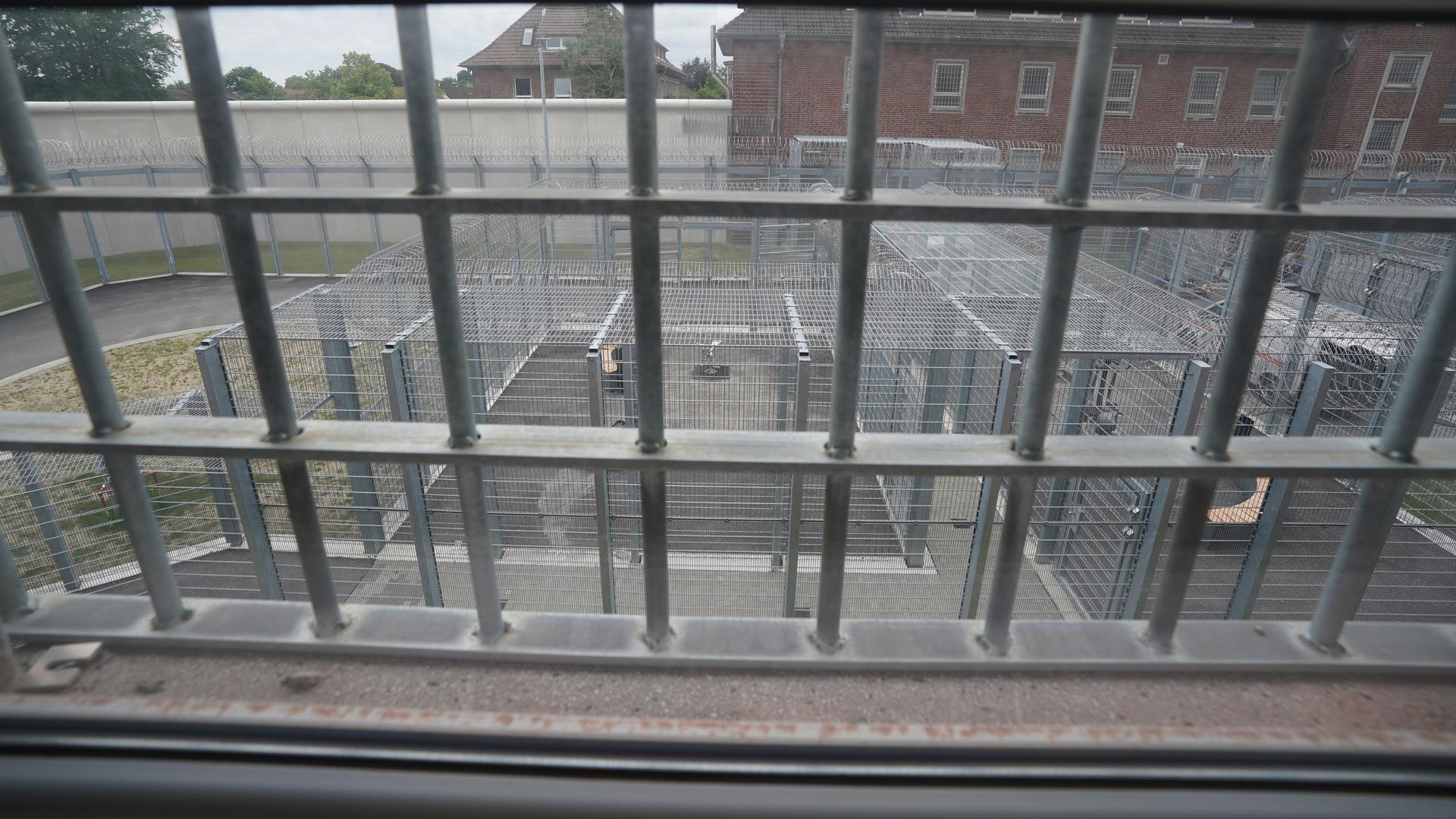 Blick aus einem Haftzimmer auf den Innenhof der Abschiebungshafteinrichtung Glückstadt.