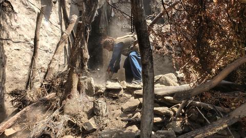 Mazar Dara: Ein Mann beseitigt nach dem Erdbeben die Trümmer eines eingestürzten Hauses.