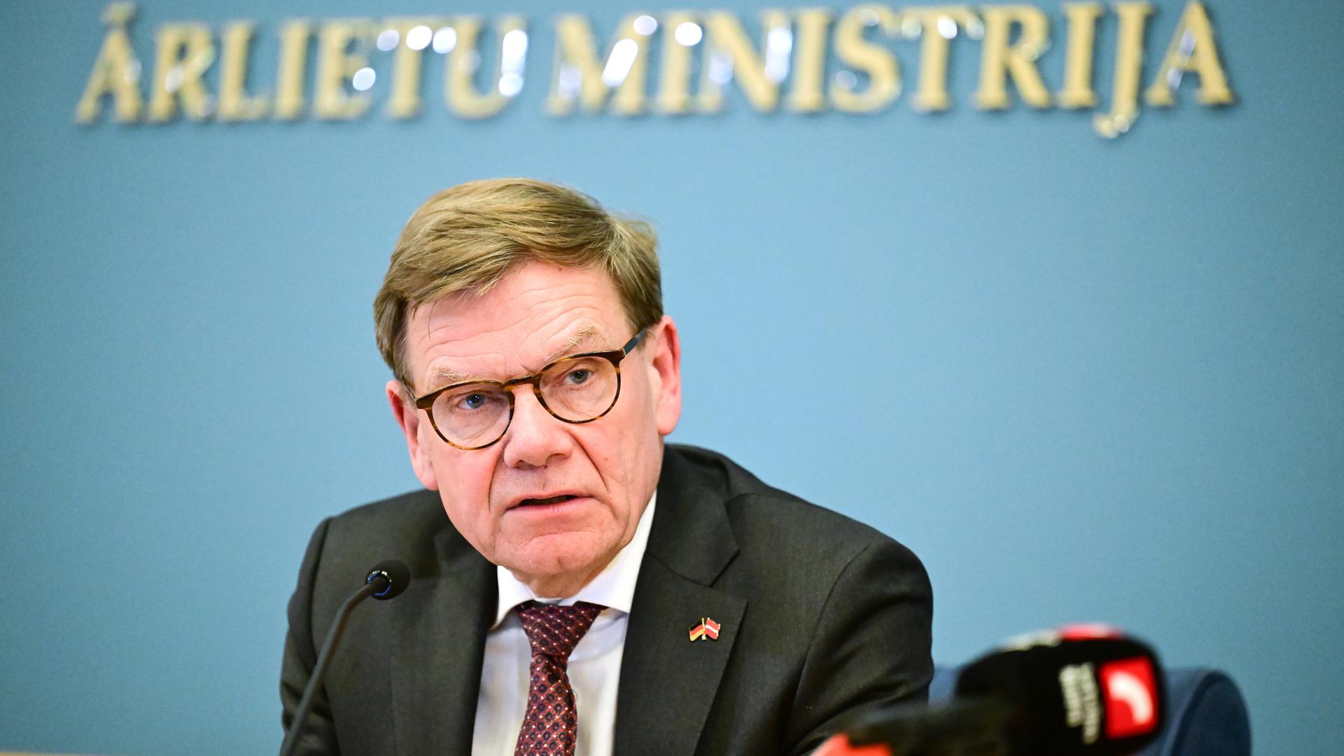 Riga: Johann Wadephul (CDU), Außenminister, spricht während einer Pressekonferenz im Rahmen eines Besuchs in Lettland.